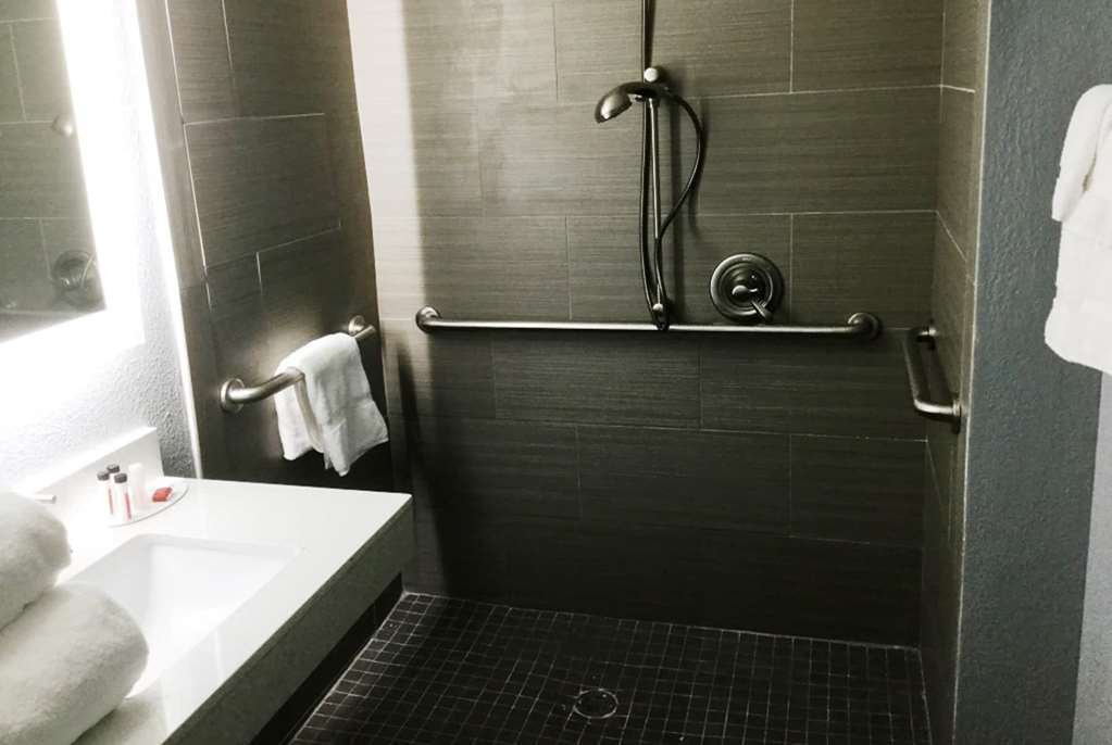 Baymont Inn & Suites Shawnee Habitación foto